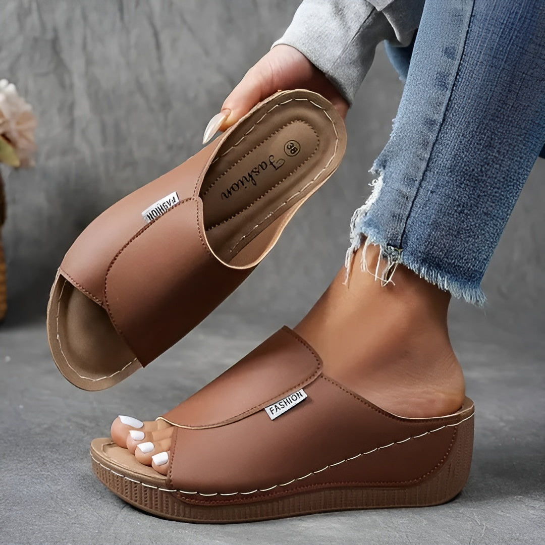 Jean™ – Comfortable orthopaedic sandals with a sleek design